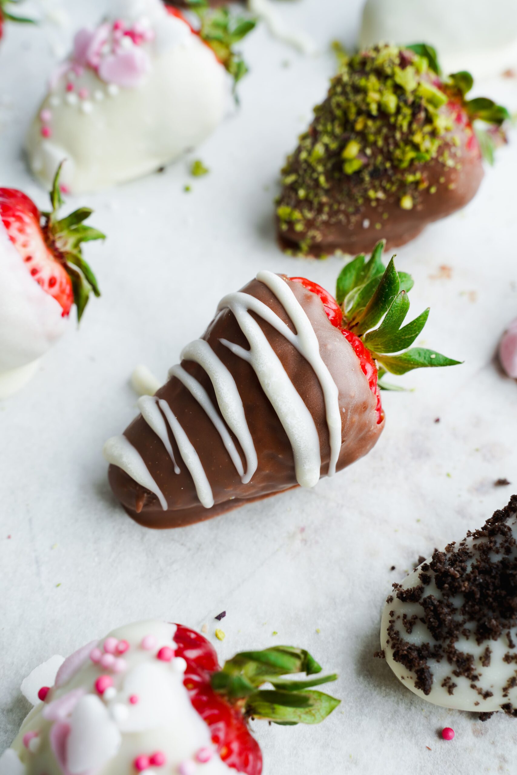 chocolate covered strawberries with white chocolate drizzle | cookingwithcassandra.com